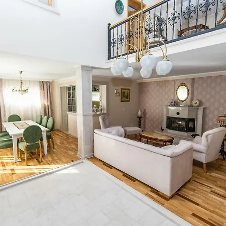 Luxury Oasis With Pool! 別荘 Binježevo